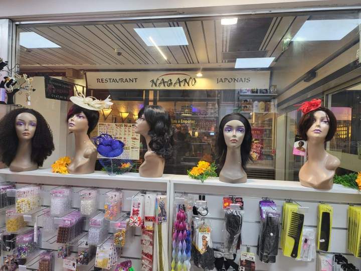 Mèches et perruques pour une coiffure personnalisée.