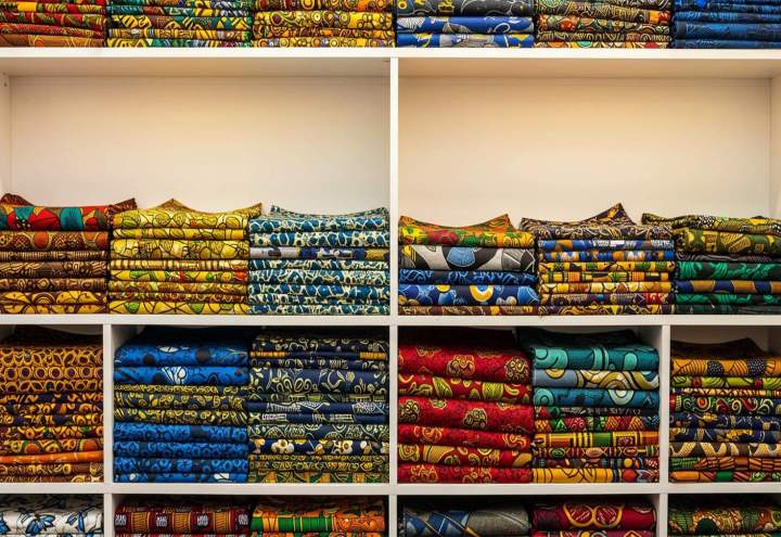 Tissus africains riches en couleurs et motifs.